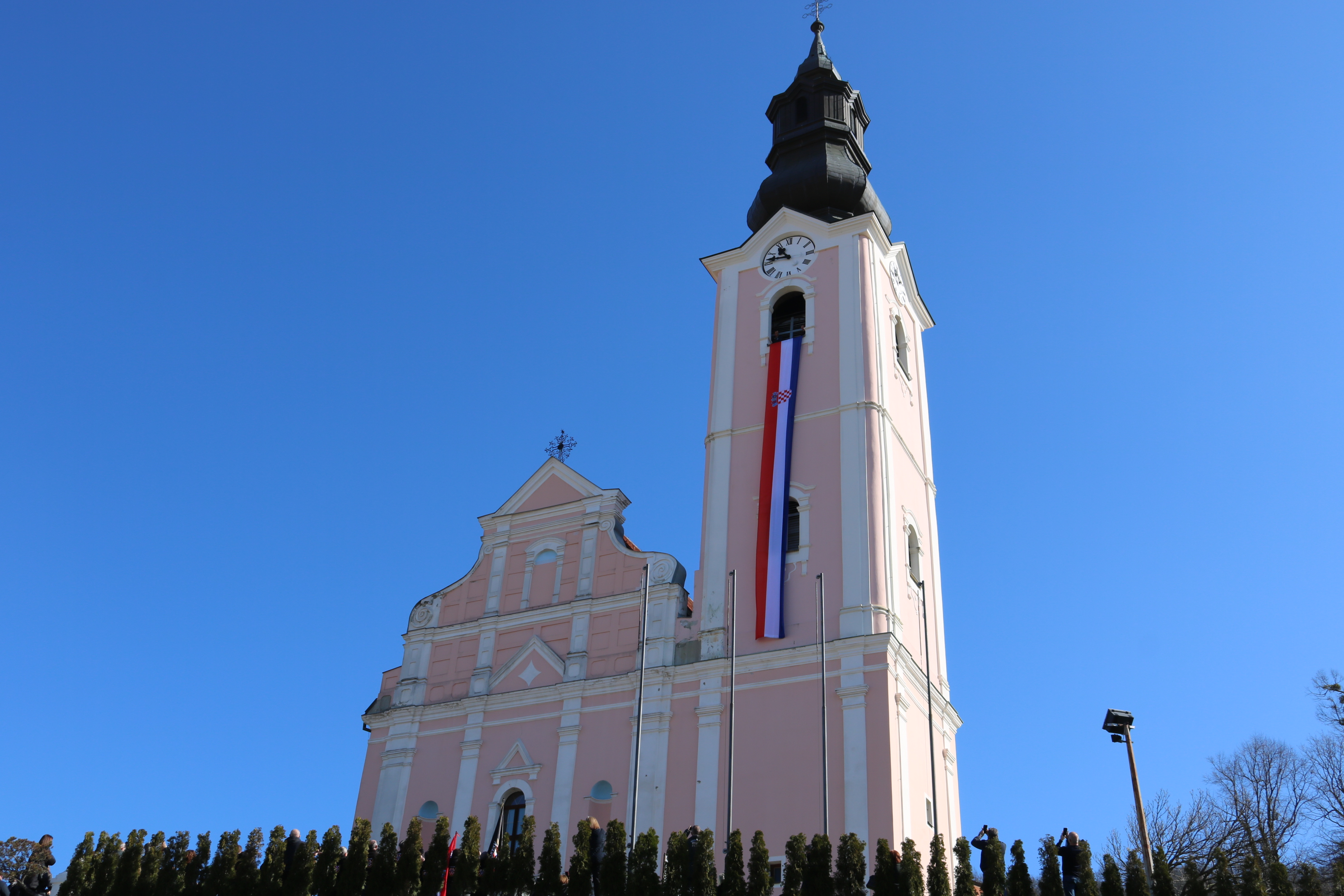 30. OBLJETNICA POČETKA RATA: S crkve zavijorila hrvatska trobojnica