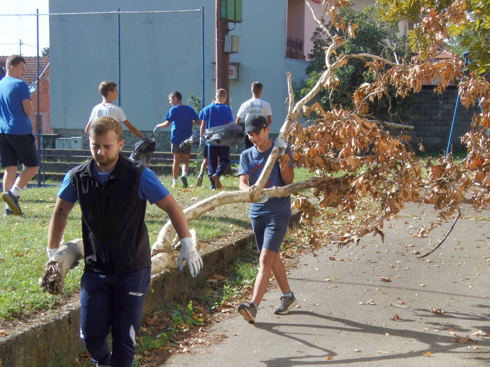 [foto] ZELENA ČISTKA U PAKRACU Tridesetak mladih uređuje okoliš stare gimnazije