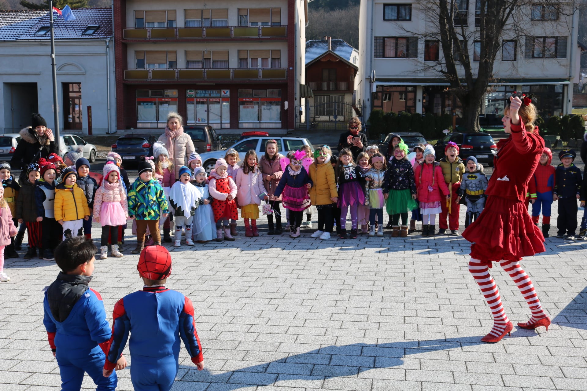 DJEČJI VRTIĆ „MASLAČAK“ Male maškare oživjele gradski trg