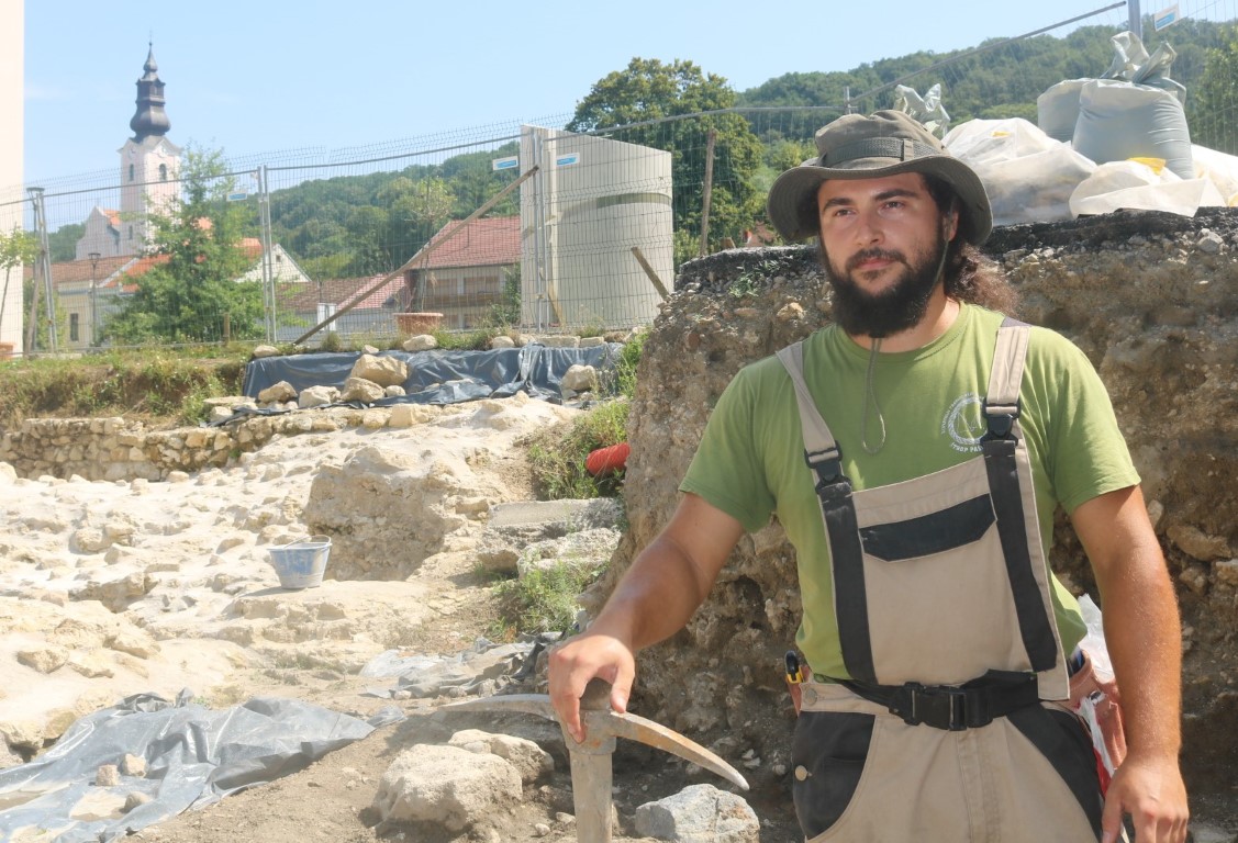 KREŠIMIR VACEK, PAKRAČKI ARHEOLOG  Naš Stari grad je biser u moru arheologije