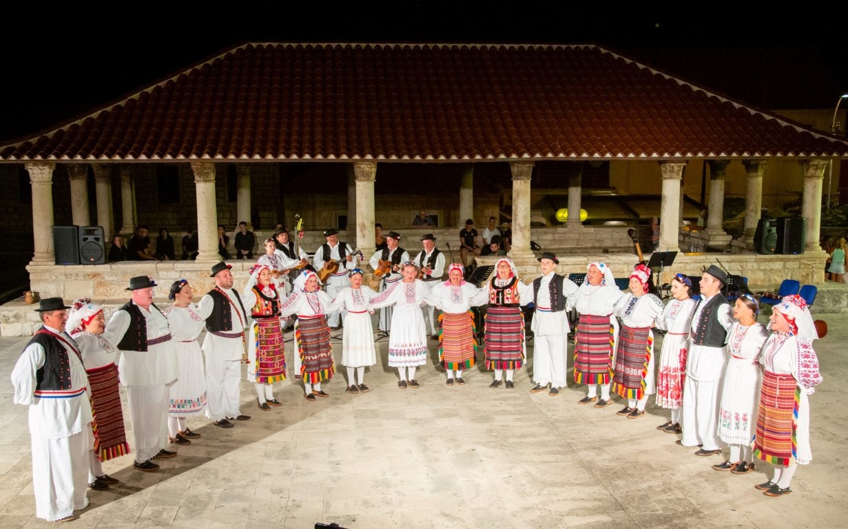 KUD „SELJAČKA SLOGA“ I TAMBURAŠKI ORKESTAR Tradicija pakračkog kraja predstavljena u Blatu i Imotskom