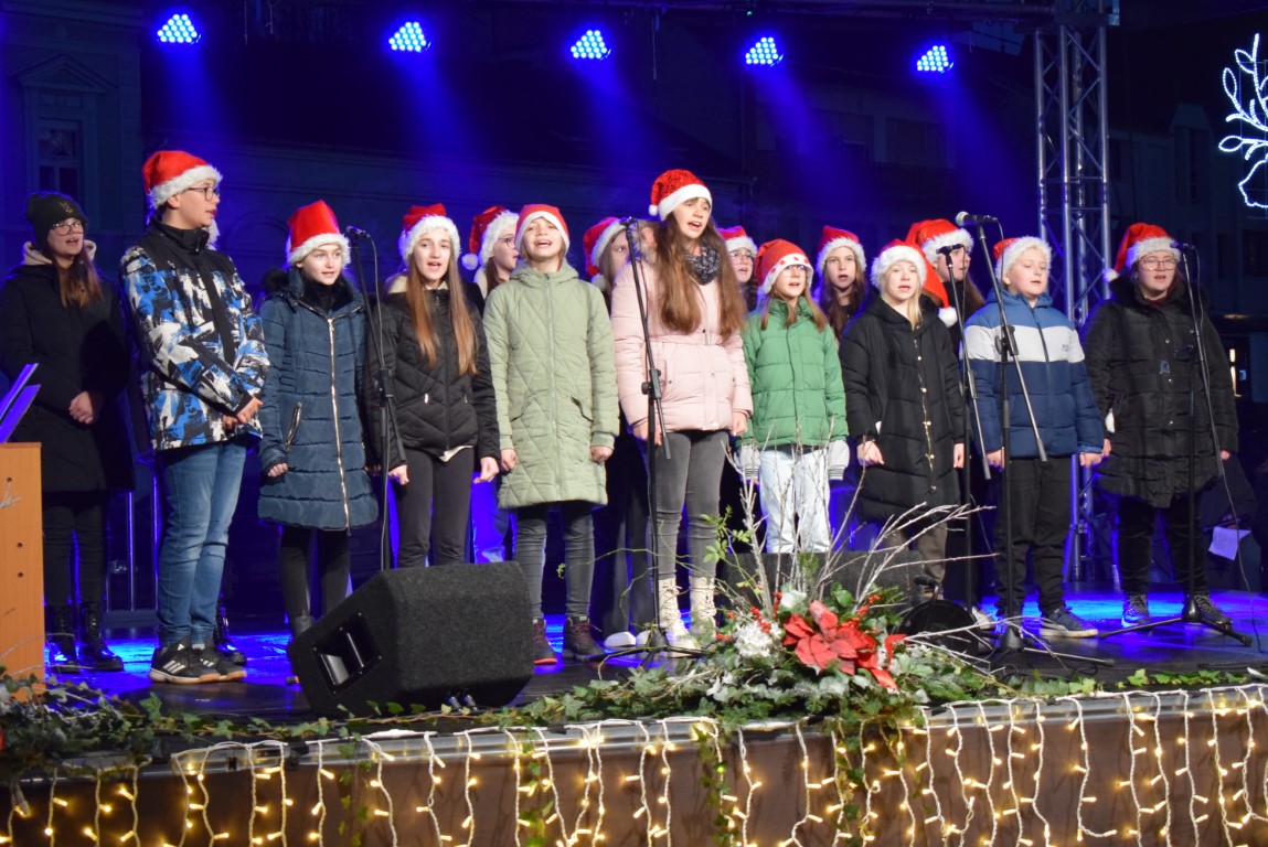 BOŽIĆNI SAJAM Prigodni adventski program i dolazak Djedice