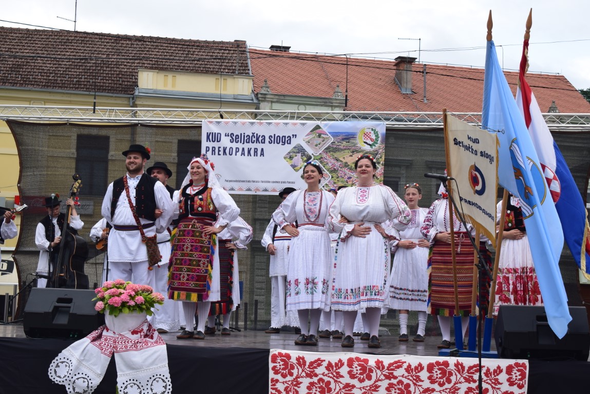 12. SMOTRA FOLKLORA Bogatstvo narodnih nošnji, pjesme, plesa i običaja