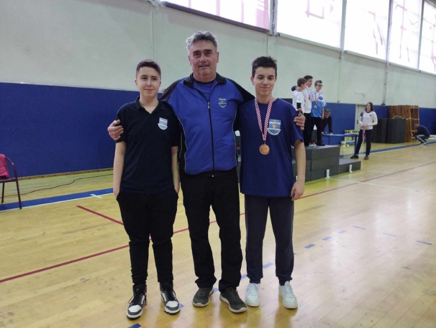 STRELIČARSKI KLUB KUNA Seniorima su se u osvajanju medalja priključili i kadeti