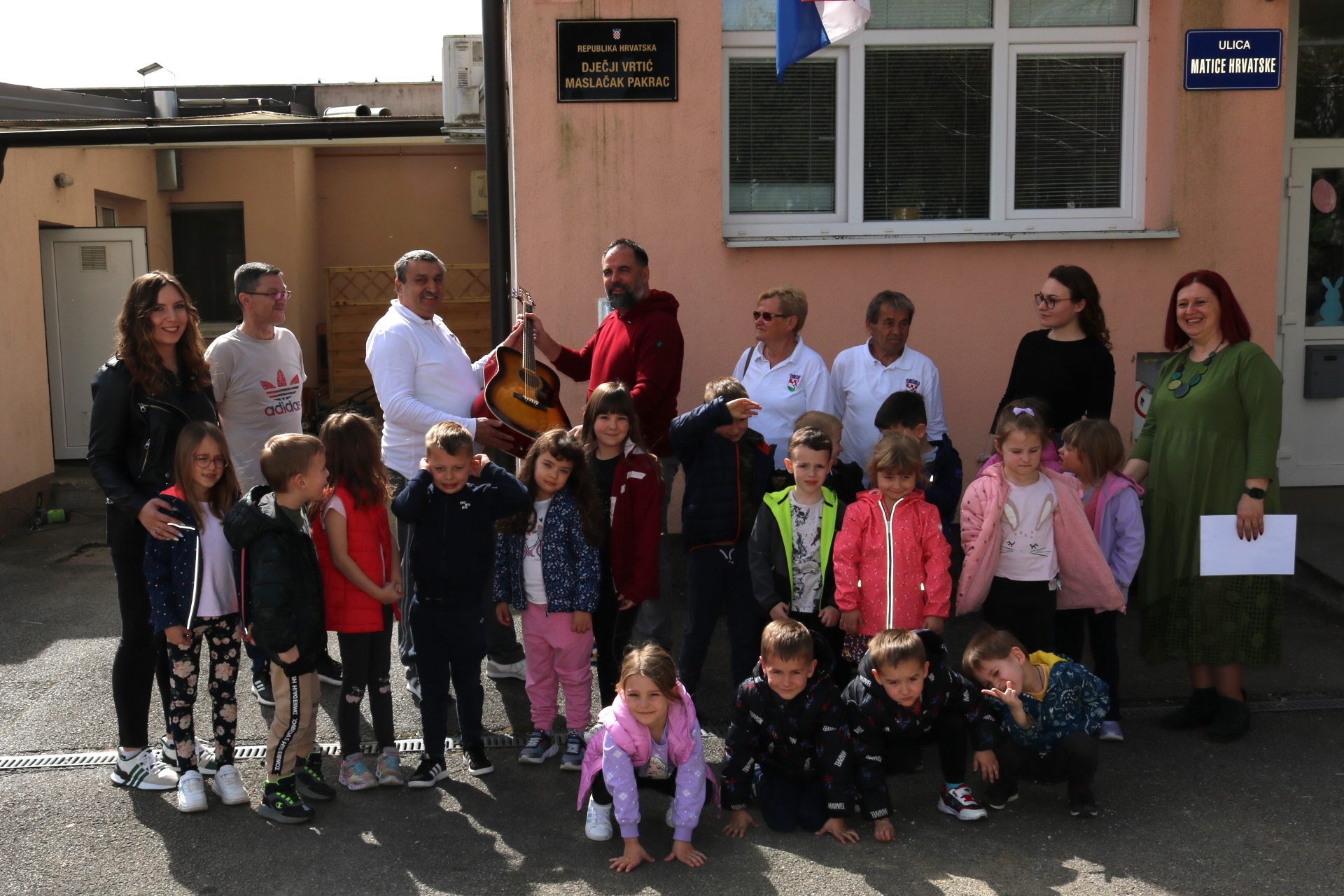 DRUŠTVO MAĐARA PAKRAC Doniranom gitarom obradovali odgojitelja Igora