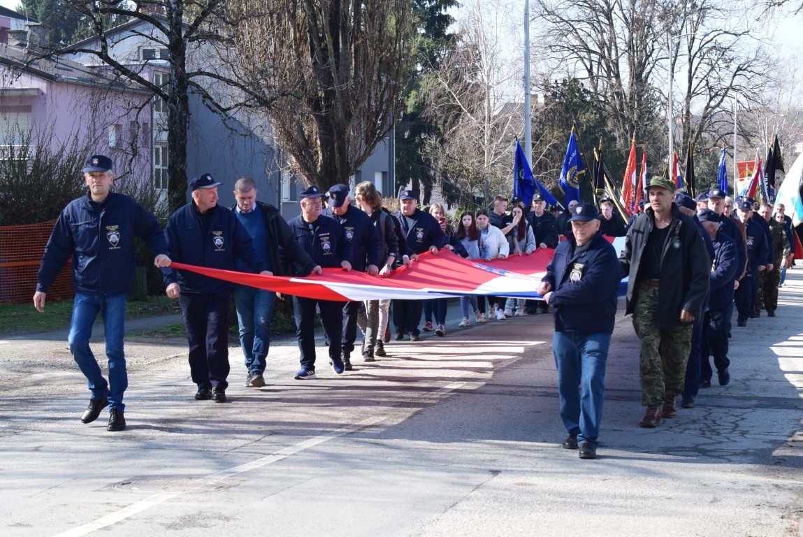 (FOTO) „MIMOHOD POBJEDNIKA“ Brojni građani i uzvanici u koloni gradskim ulicama