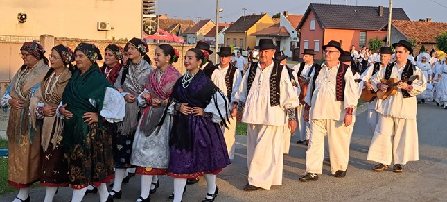 (PROMO) “Pjesmom u jesen” - tradicijski spektakl i ove godine u Zlatnoj Slavoniji