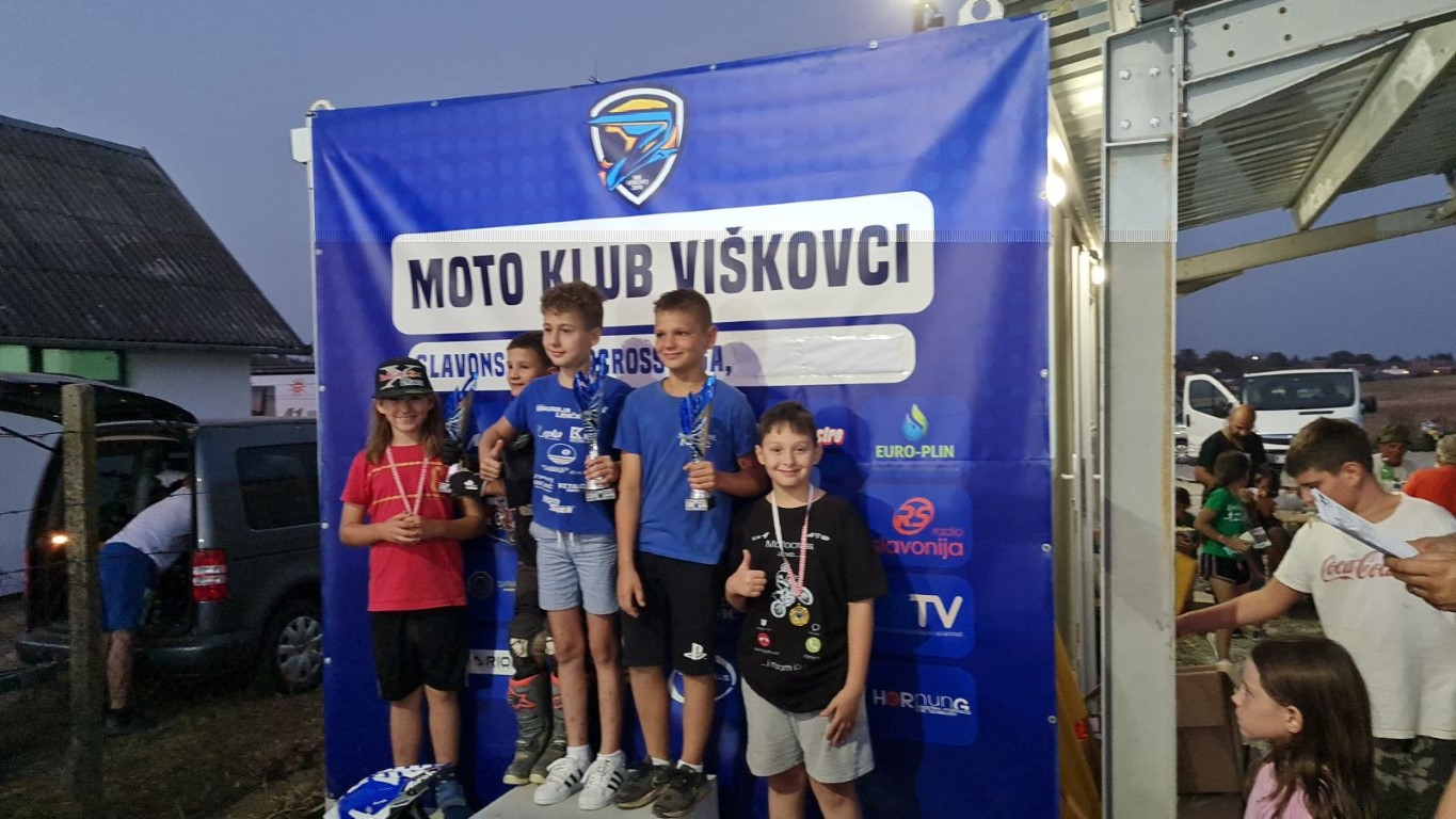 MOTO KLUB PAKRAC-LIPIK Lenče dominantno, a stižu i novi klinci