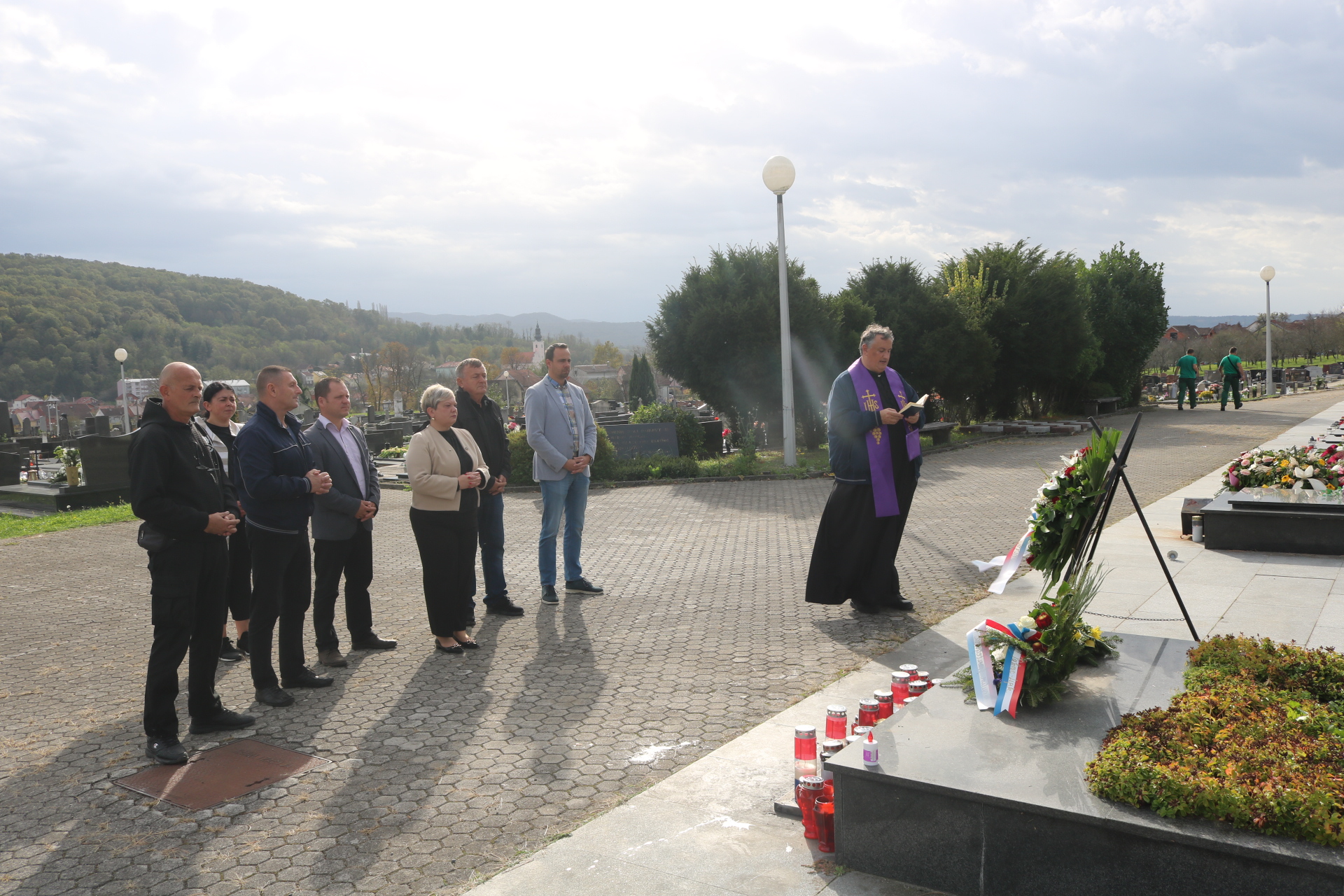 POVODOM BLAGDANA SVIH SVETIH Predstavnici Grada polagali vijence i palili svijeće