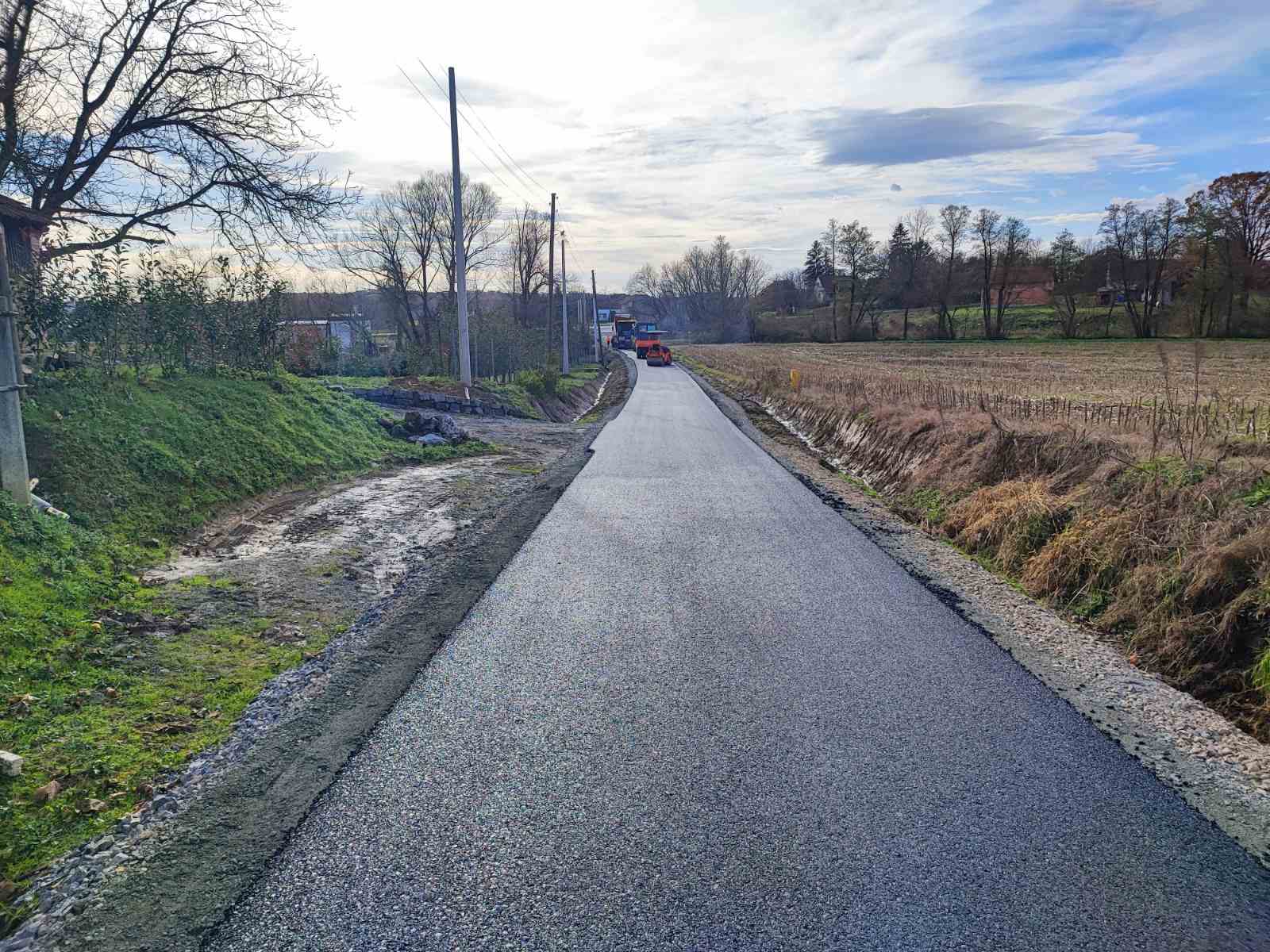 DOVRŠENA CESTA U BADLJEVINI Asfaltiran odvojak Karanovac