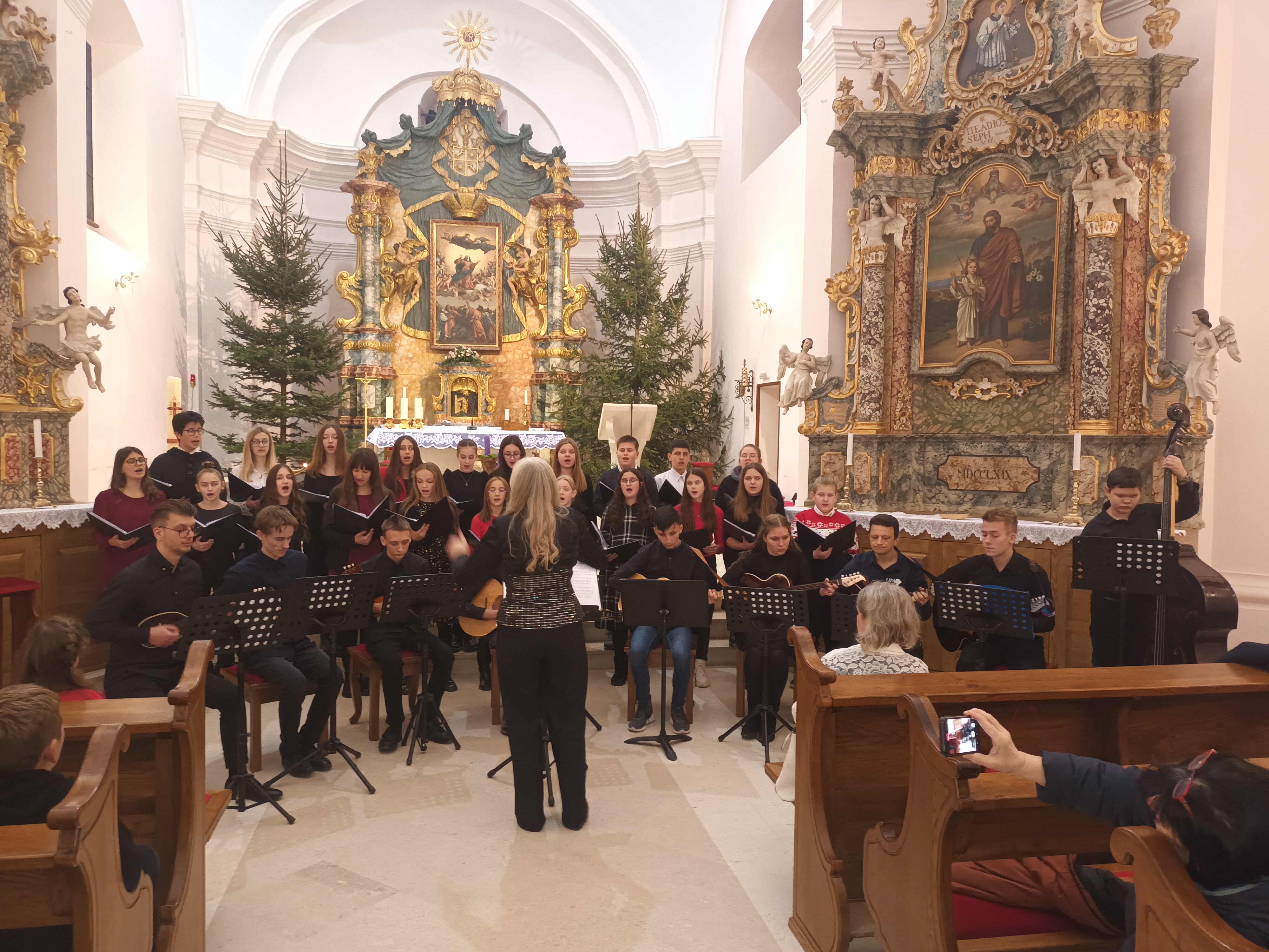 RADUJTE SE NARODI Koncert u predivnom ambijentu pakračke crkve