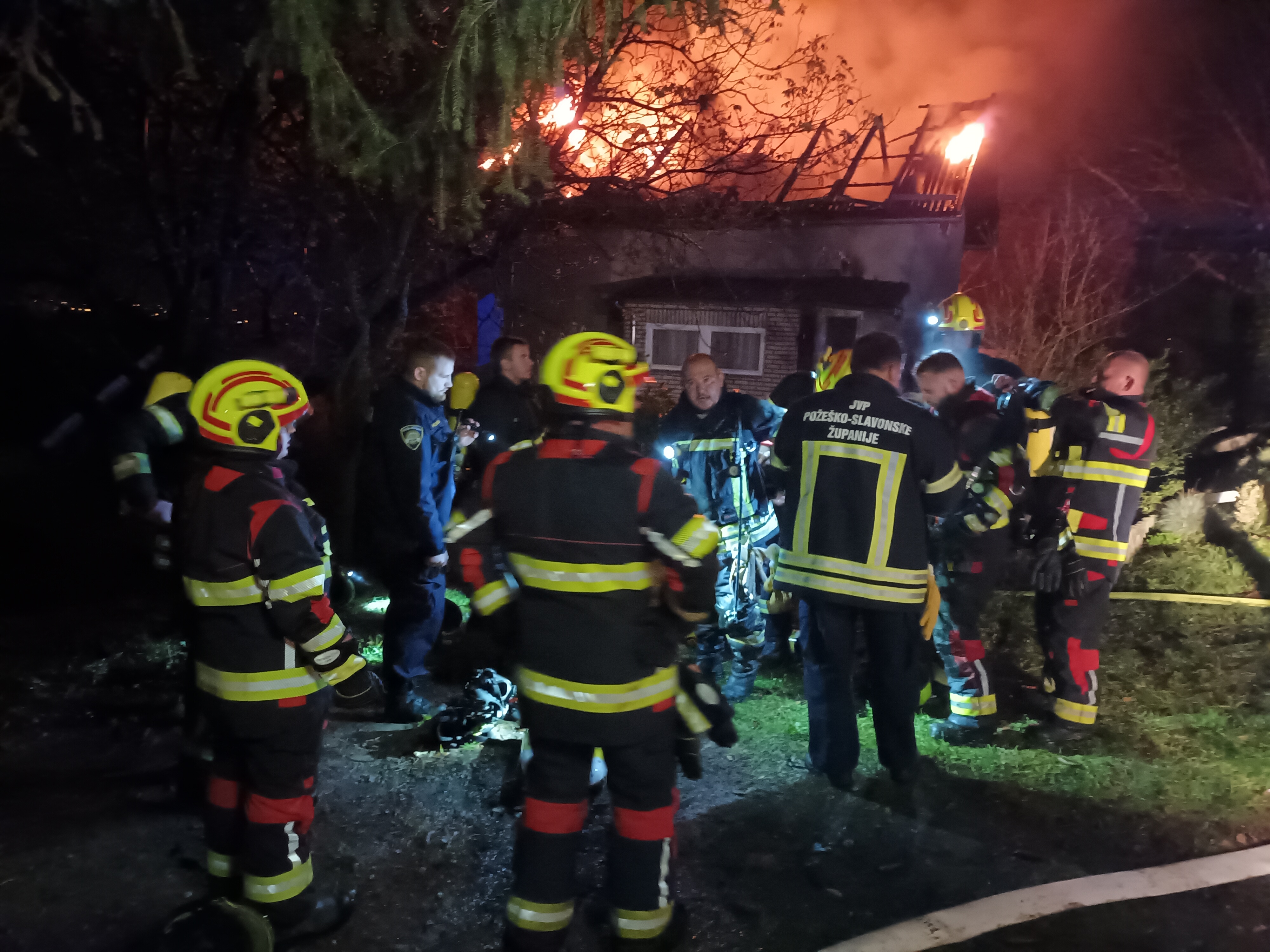 POŽAR NA KUĆI U PAKRACU Vatrogasci obuzdavaju plamenu stihiju